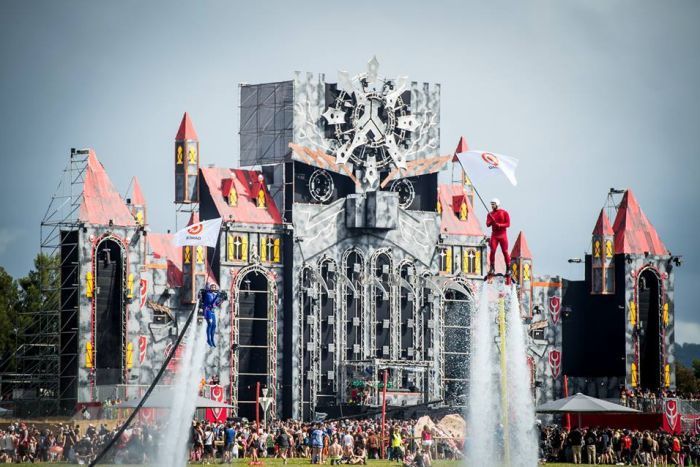 Один человек умер, 8 госпитализировано и еще 60 арестовано на фестивале Defqon.1 в Сиднее