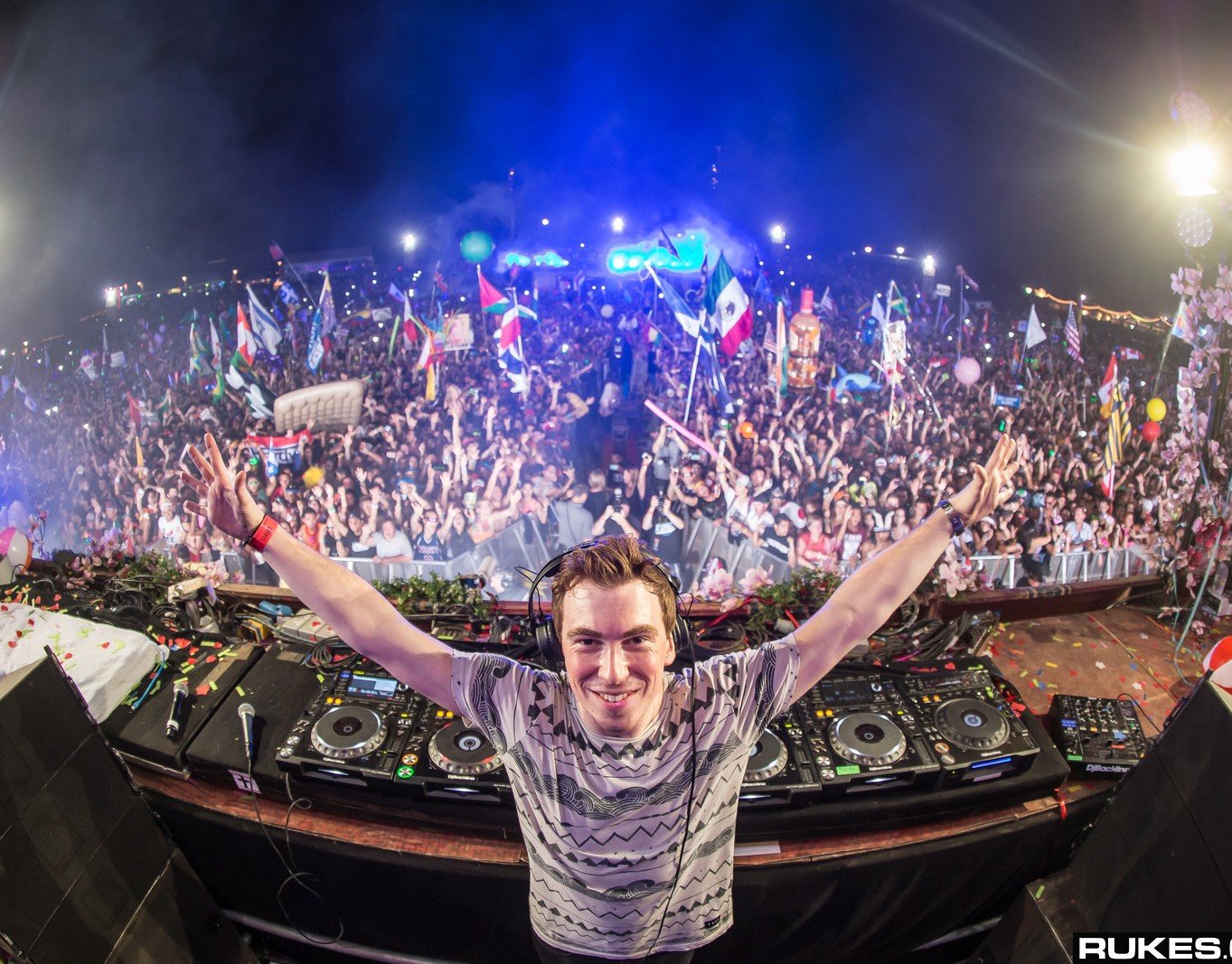 Hardwell voted the new No 1