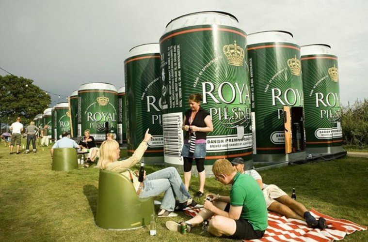 Датский музыкальный фестиваль использует палатки для гостей в виде гигантских банок пива